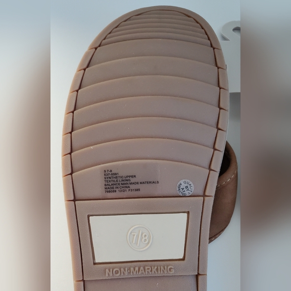 St. John's Bay brand Flip Flops Men NWOT size:Small/7-8 Tan & Brown *READ* - Picture 10 of 13
